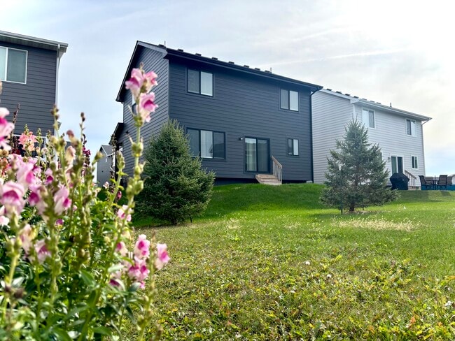 Building Photo - 1502 NE Savana Dr