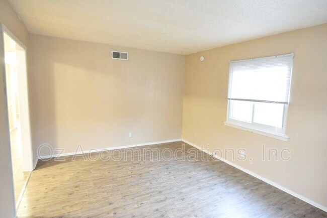 Building Photo - 11531 E Lexington Ave