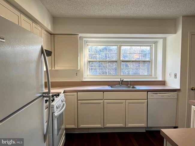 Building Photo - 15 Halstead Pl