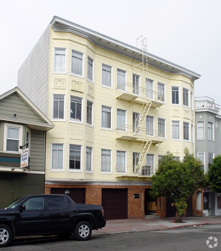 Building Photo - 3233 Scott St