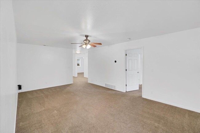 Building Photo - 261 W 200 N
