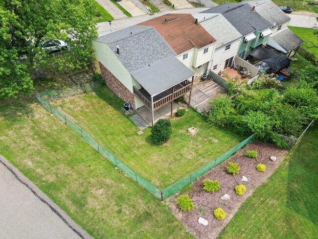 Foto del edificio - AVAILABLE NOW!! Fully RENOVATED 2 bedroom TOWNHOME in WEST MIFFLIN!