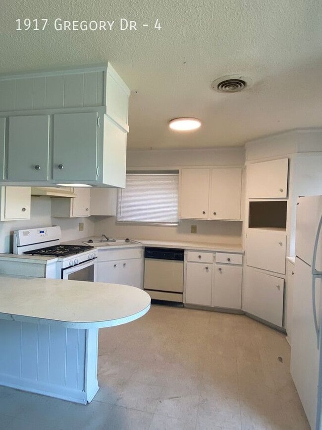 Building Photo - 1917 Gregory Dr