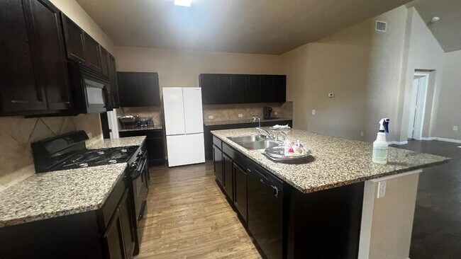 Foto del edificio - 223 Camellia Dr