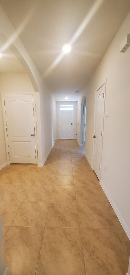 Foto del edificio - LIKE NEW/1-YEAR OLD!!! 4-Bedroom, 2-Bathro...