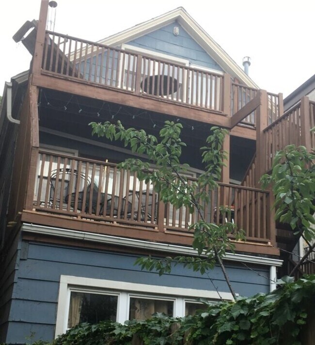 Building Photo - 3222 N Sheffield Ave