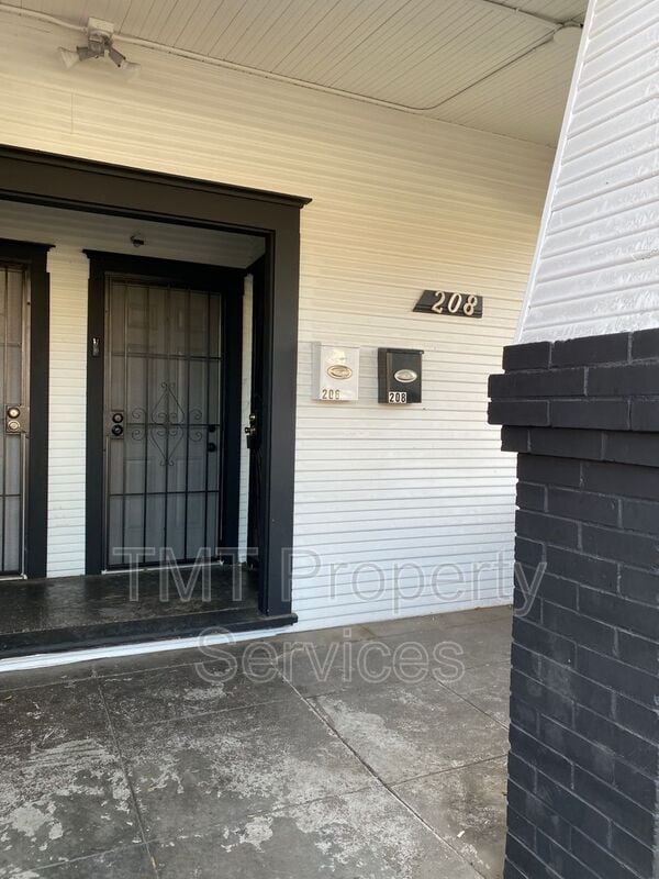 Building Photo - 202-208 W Oak Street