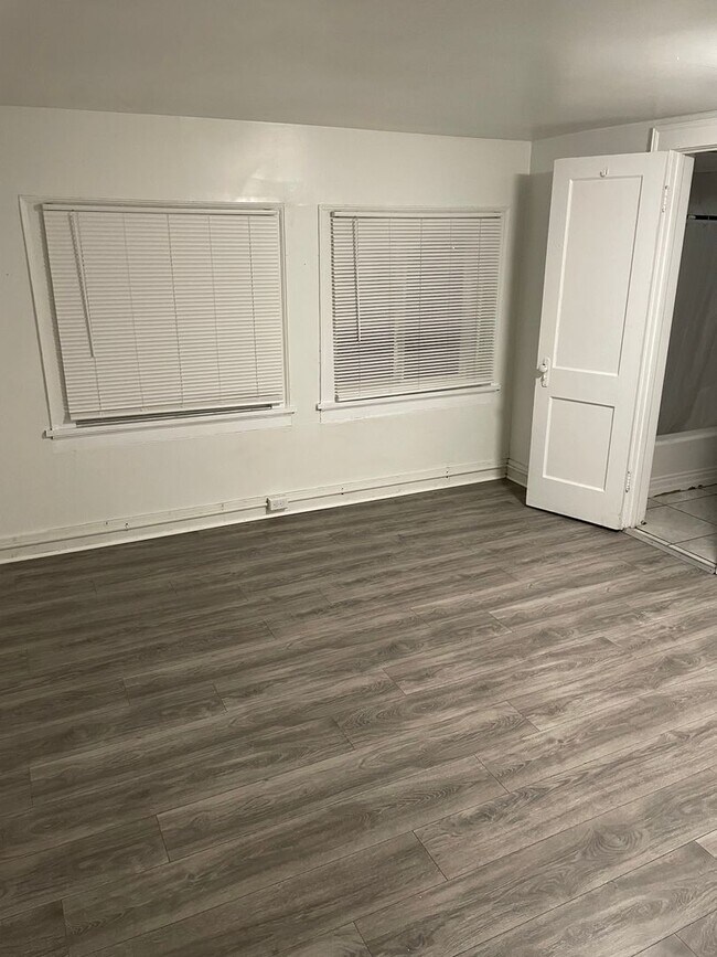 Foto del edificio - Spacious Roof Top Studio Efficiency