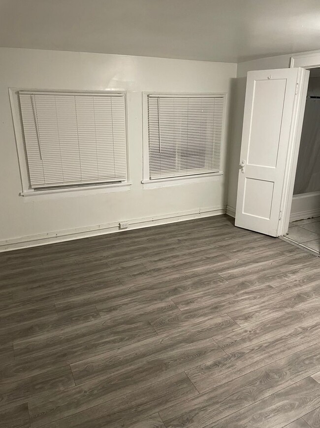 Building Photo - Spacious Roof Top Studio Efficiency