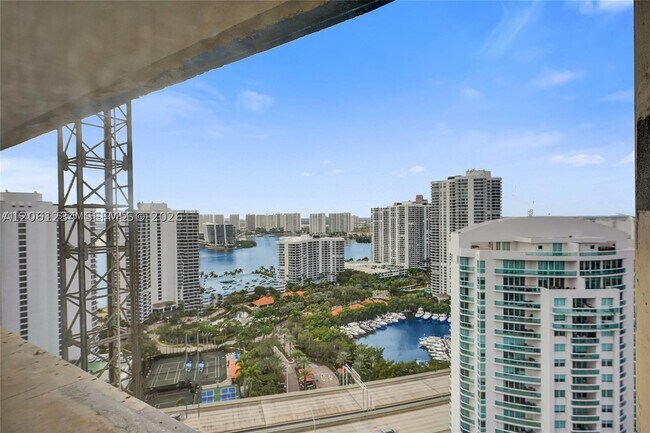 Foto del edificio - 19355 Turnberry Way