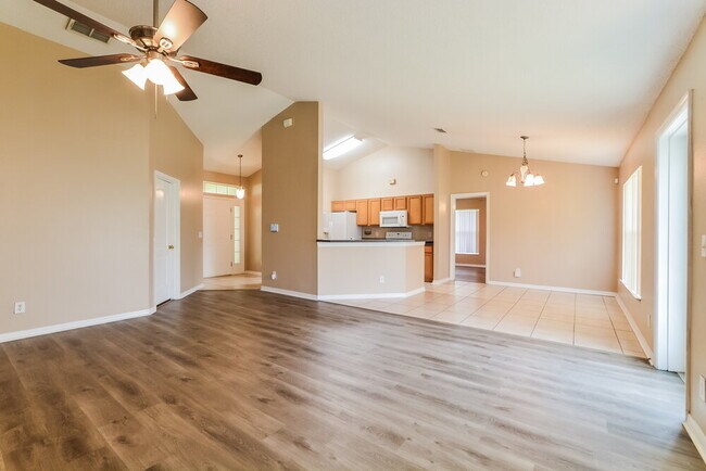 Foto del edificio - 645 Winding Lake Dr