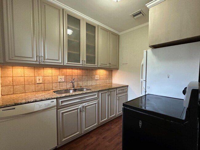 Building Photo - 1015 Macy St