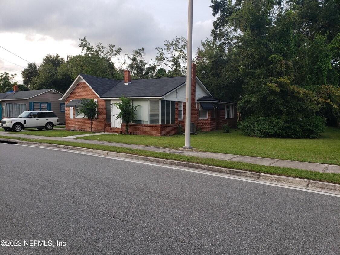 Primary Photo - 639 Golfair Blvd