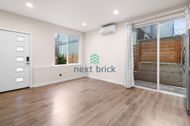 Building Photo - 2 Bed 2 Bath Single-family House Available for Rent!