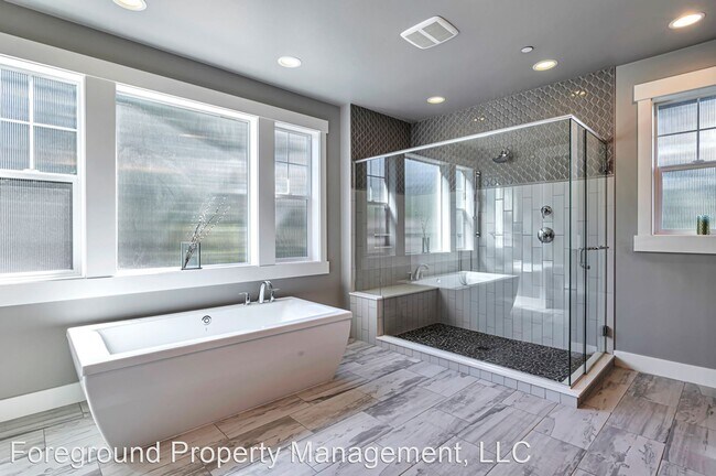 Foto del edificio - 5 br, 4.5 bath House - 2005 105th Ave NE