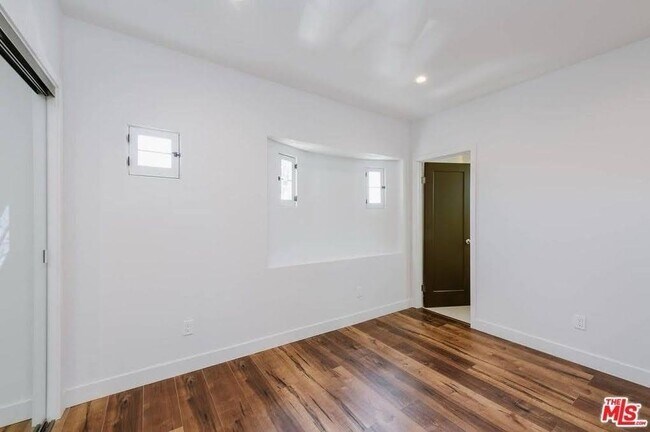 Foto del edificio - 5261 San Vicente Blvd
