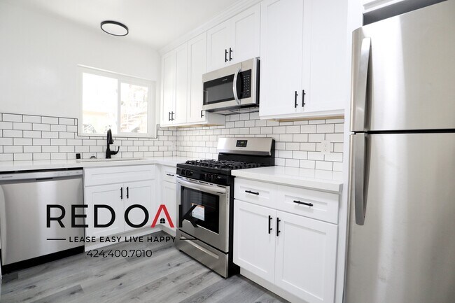 Foto del edificio - Completely Remodeled Charming Two Bedroom ...