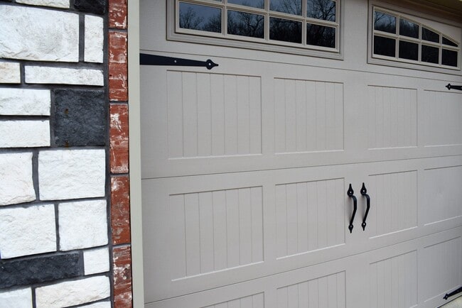 Building Photo - Modern Comfort Meets Prime Location – Stylish 2 Bed/2 Bath Duplex in St. Robert!