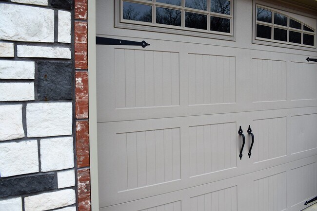 Foto del edificio - Modern Comfort Meets Prime Location – Stylish 2 Bed/2 Bath Duplex in St. Robert!