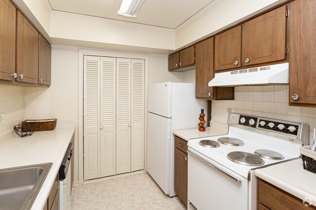 1 BR, 1 BA - 725 SF - Savoy Plaza