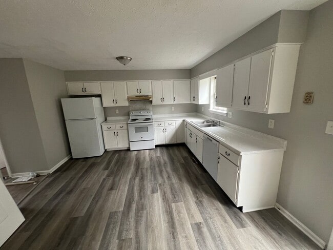 Building Photo - 3 bedroom, 1.5 bath Townhome