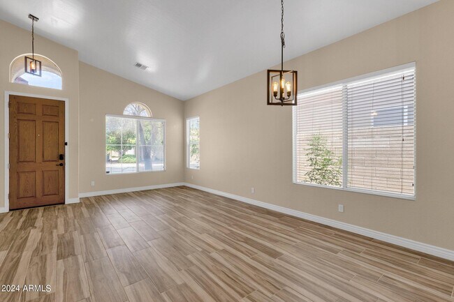 Building Photo - 3261 W Ross Dr
