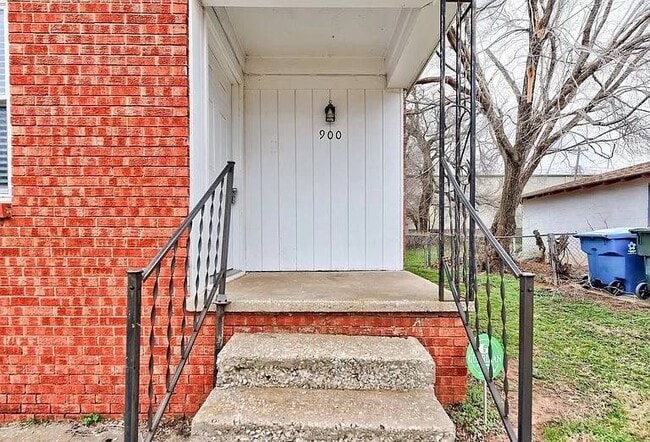 Building Photo - 900 E Rose Dr