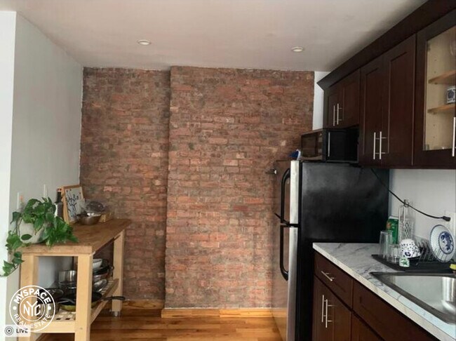 Building Photo - 381 Berry St