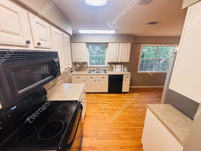 Foto del edificio - 42 Summit Ridge Dr