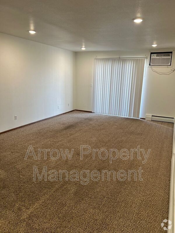 Building Photo - 215 E Arbor Ave