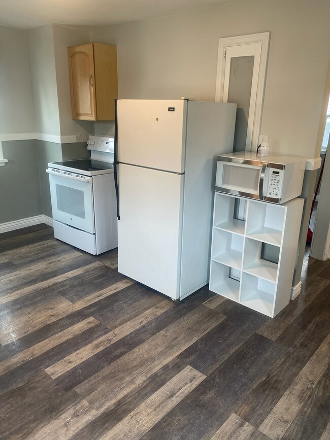 Kitchen Appliances - 217 McClellan St