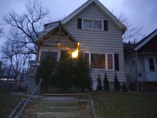 Foto del edificio - 4 Bedroom 1.5 bathroom Single Family Home