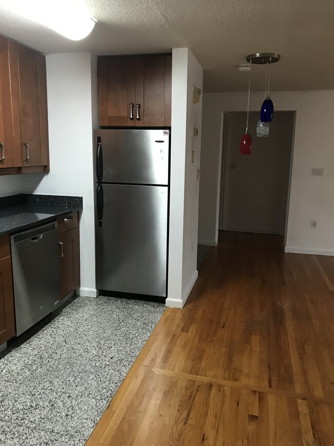 Kitchen - 184 Pequot Ave