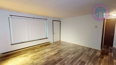 Building Photo - 5645-5647-5647 SE Belmont St