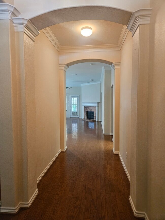 Building Photo - 8562 Robertson Dr