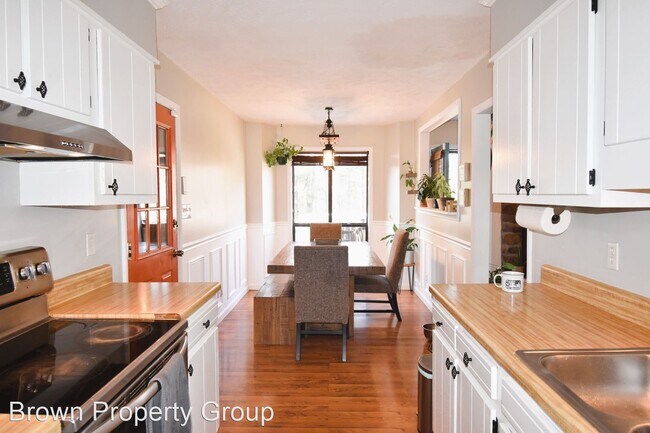 Building Photo - 3 br, 2 bath House - 4200 Village Dr