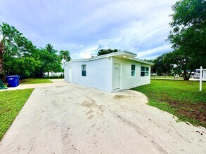 Building Photo - 205 NW 33rd Ave