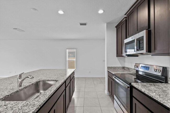 Foto del edificio - Spacious 4-Bedroom Home with Loft, Office & Private Backyard