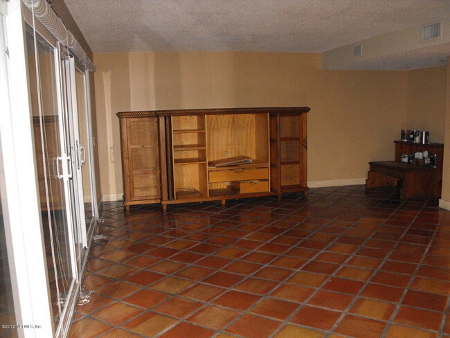 Building Photo - 1565 Le Baron Ave