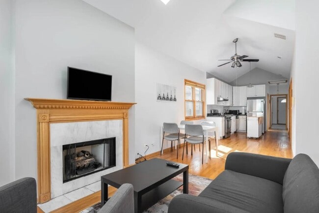 Photo - 1359 W Hubbard St Apartment