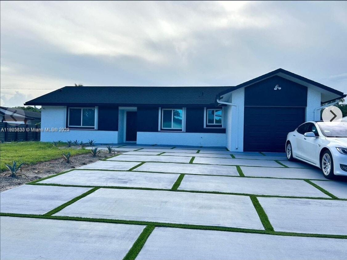 Primary Photo - 4521 SW 55th Ave