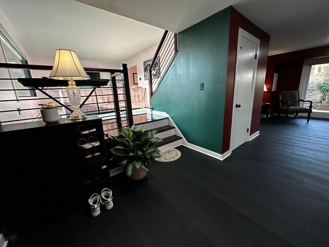 Building Photo - 4309 Hillyer St