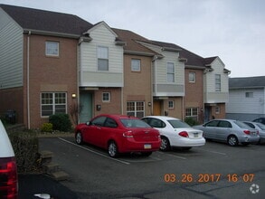 Building Photo - 633 Hickory St