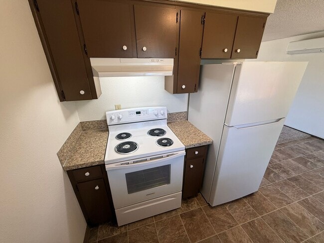 Building Photo - Two Bedroom Duplex in Aumsville
