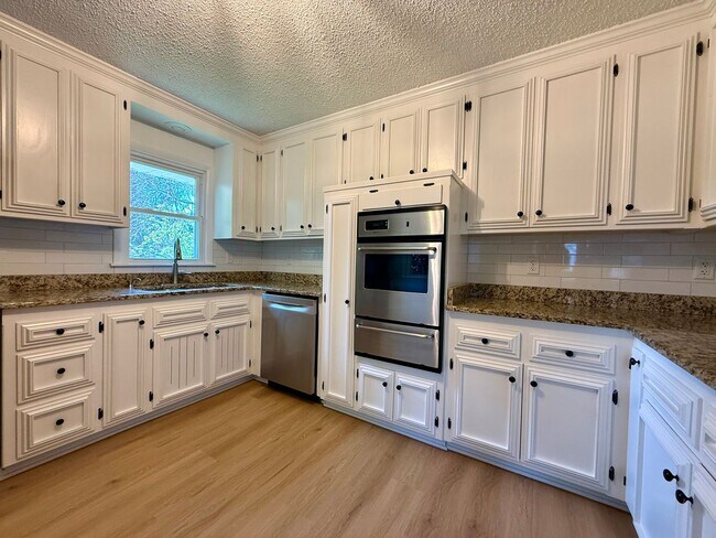 Foto del edificio - Remodeled 5BR/2BA Walkout Rambler Near Fish Lake Available Now! Lawn care Included!
