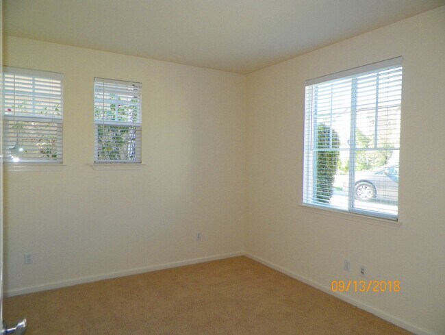 Building Photo - 89 Hollyleaf Way