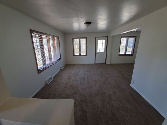 Building Photo - 935 Dousman St