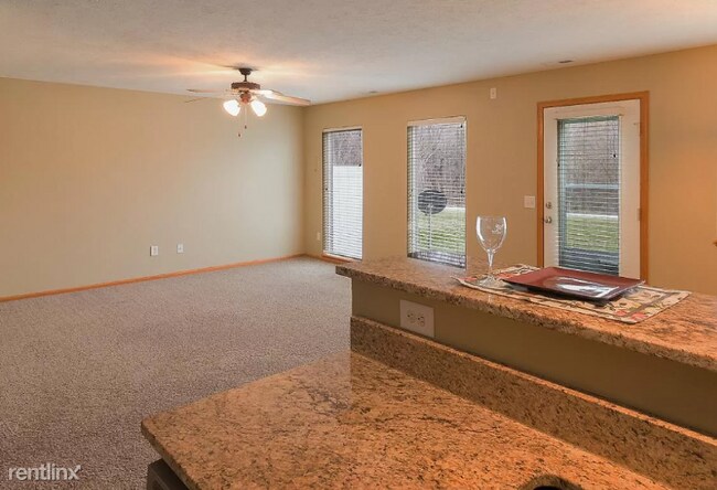 Building Photo - 3 br, 2.5 bath Townhome - 1758 N 176th Plz