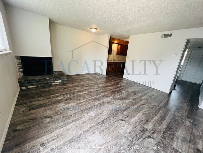 Building Photo - 2BR 1.5BA 4-plex