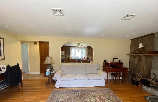 Foto del edificio - 437 Green Hill Rd